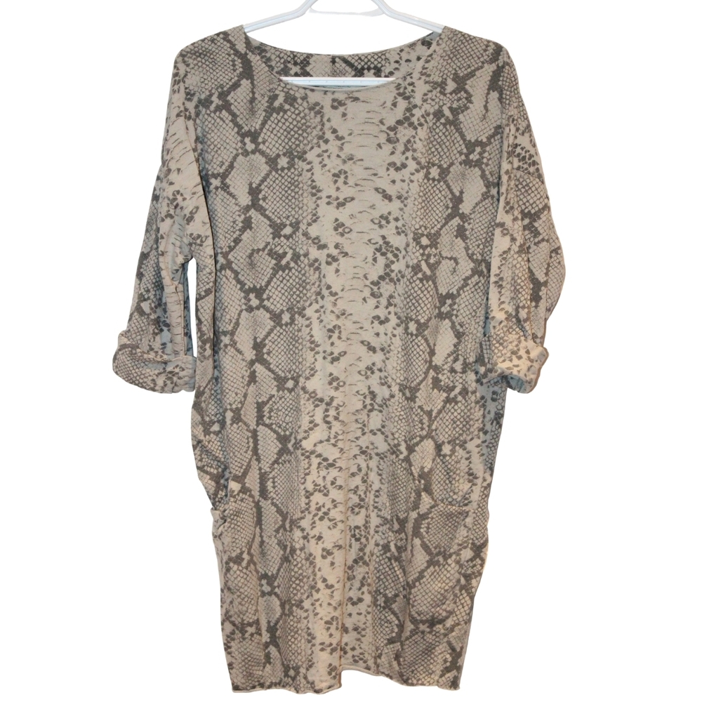 2/$25 🏷 Wi & Co Grey Snake Print Long Tunic Sweater Size S